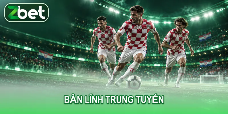 Ba tiền vệ trưởng thành giữ cự ly trong khu vực giữa sân